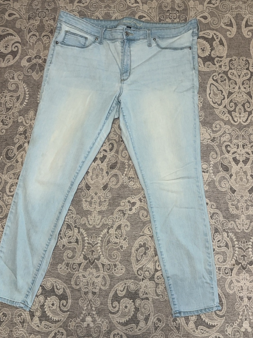 Universal threads-Light Wash Women's Jeans - Classic Slim Fit